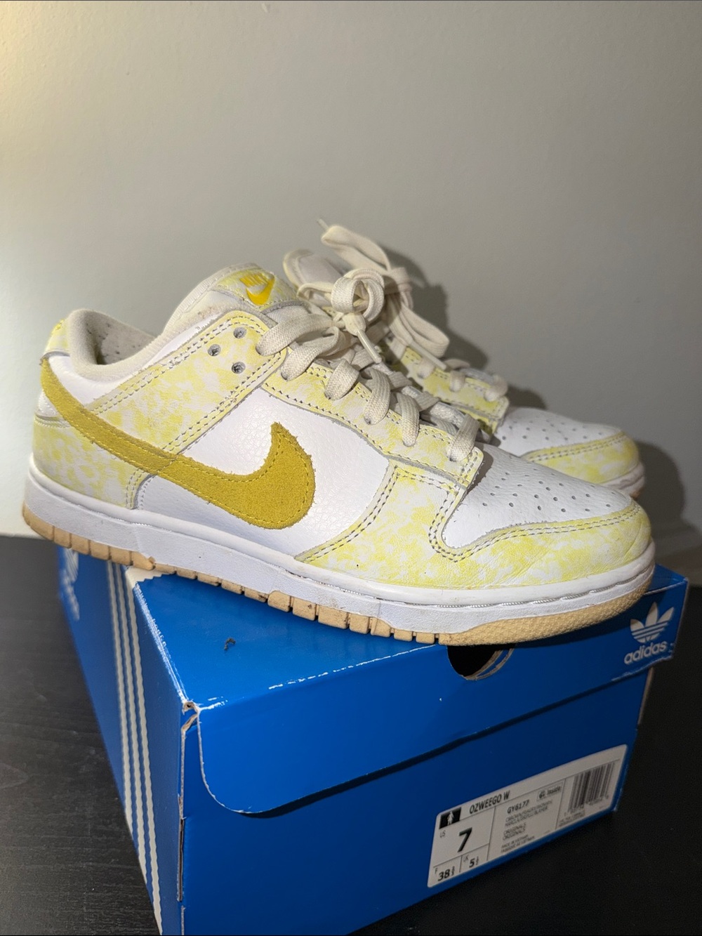 Nike Low-Top Sneakers in White and Yellow